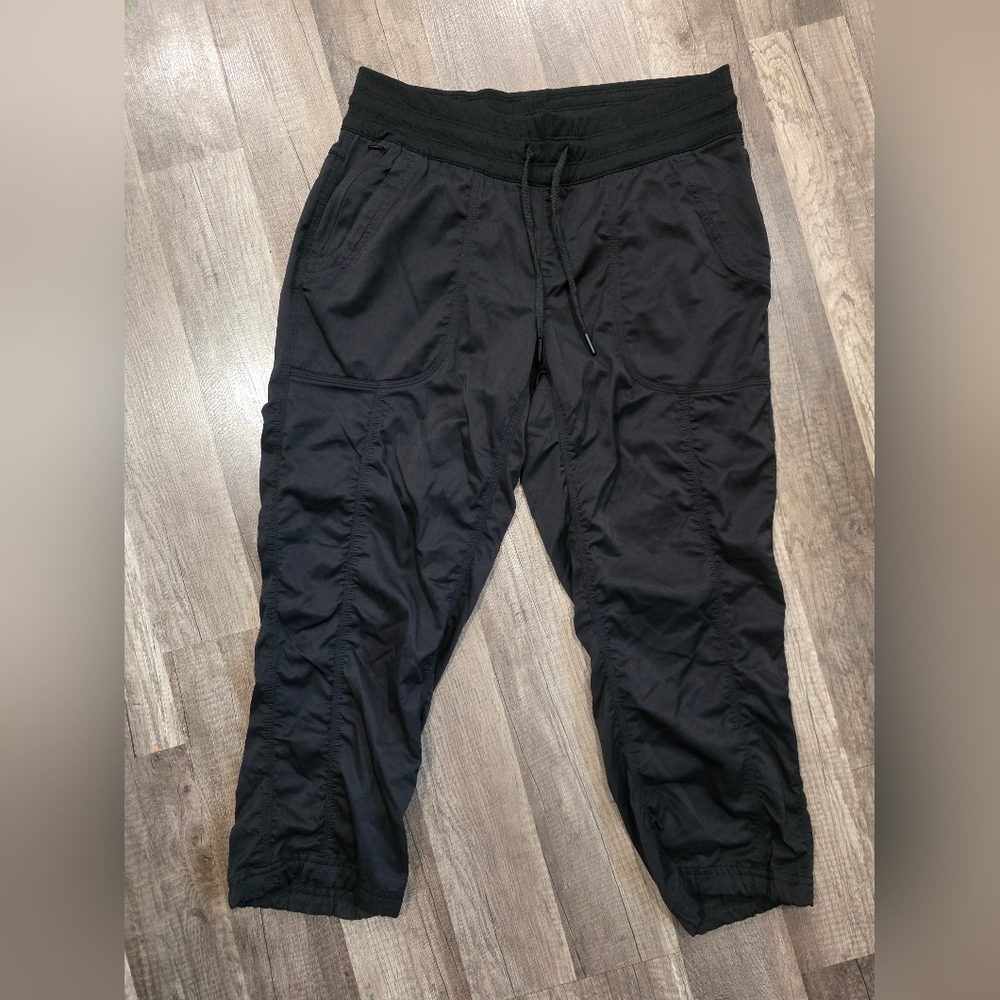 THE NORTH FACE black Cropped Pants Hike Joggers Alo Yoga - Picture 10 of 10